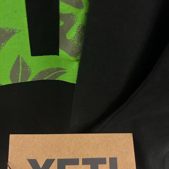 Men’s YETI Badge TShirt-XXL NWT! - Picture 3 of 4